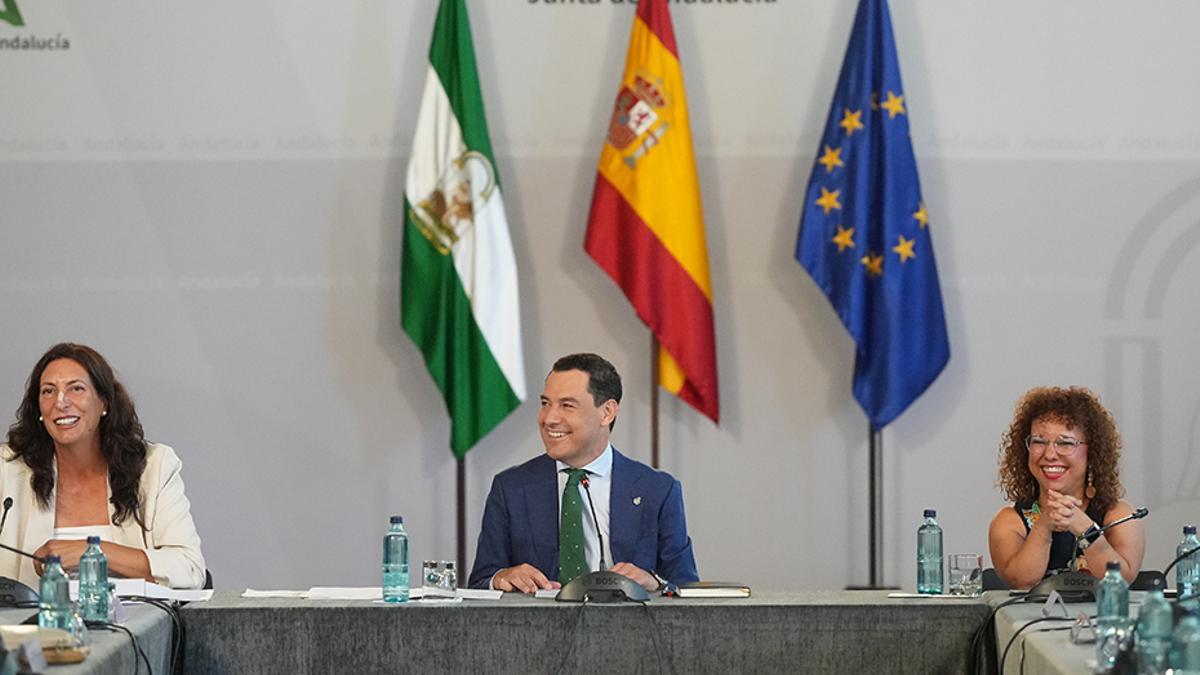 Moreno, acompañado por la consejera de Inclusión Social, Juventud, Familias e Igualdad, Loles López, y la presidenta de CERMI Andalucía, Marta Castillo, el pasado 11 de septiembre